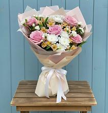 Букет цветов из:  Гвоздики, Орхидеи и Розы в Доргелях