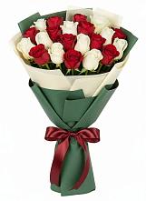 Букет Микс из красных и белых роз в Доргелях