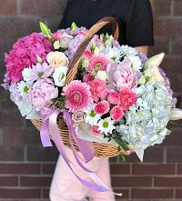 Цветочная композиция из Розы, Хризантемы, Пионы и Лизиантусы в корзине в Доргелях