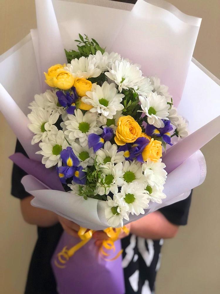 Букет цветов из: Ирисы, Хризантемы и Розы в Доргелях