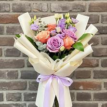 Букет цветов из:  Лизиантусы и Розы в Доргелях