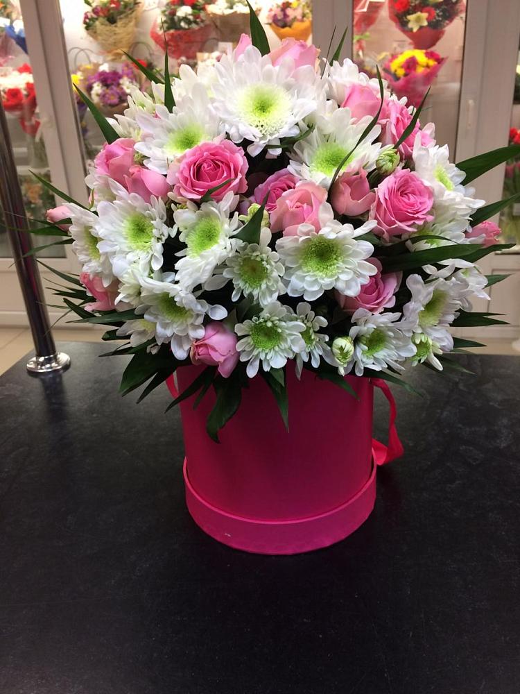 Цветочная композиция из Розы и Хризантемы в шляпной коробке в Доргелях