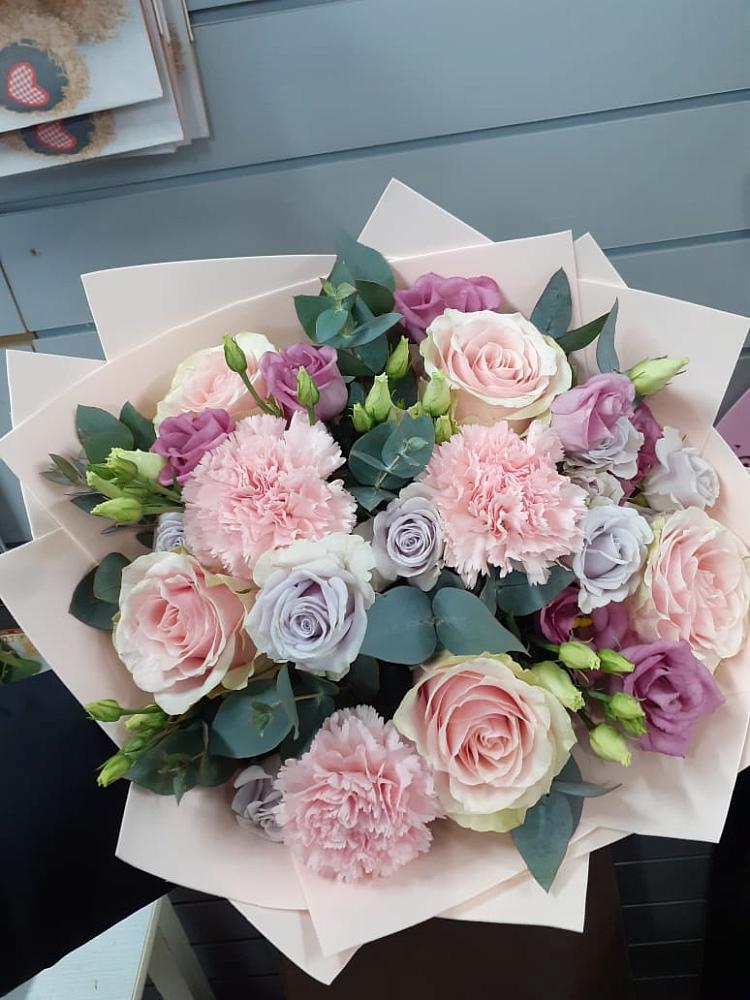 Букет цветов из: Розы, Гвоздики и Лизиантусы в Доргелях